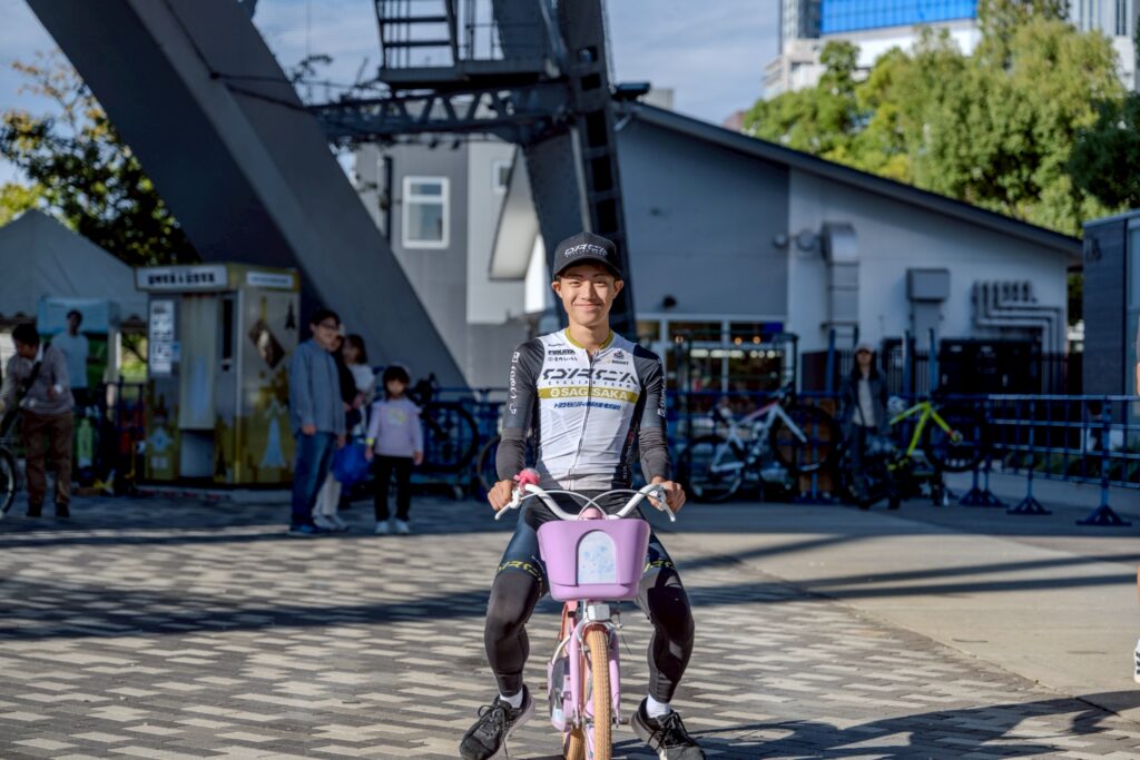 コーチのサポートで自転車の練習をするお子さま